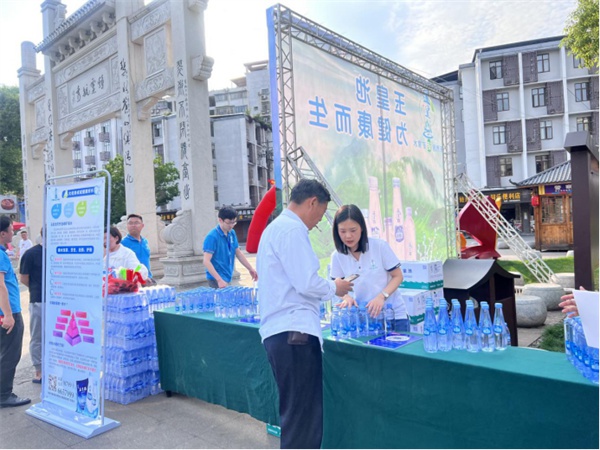 “玉皇池天然礦泉水”新品推廣現(xiàn)場(chǎng)